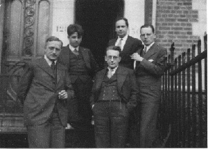 De 'oude' Forum-redactie ten huize van Jan Greshoff, v.l.n.r. Everard Bouws, Maurice Roelants, J. Greshoff, E. du Perron en Menno ter Braak